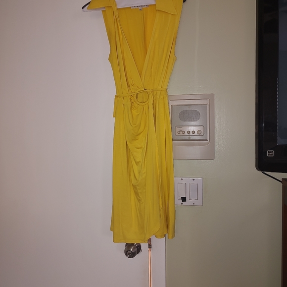 Yellow wrap around dress - Picture 2 of 3
